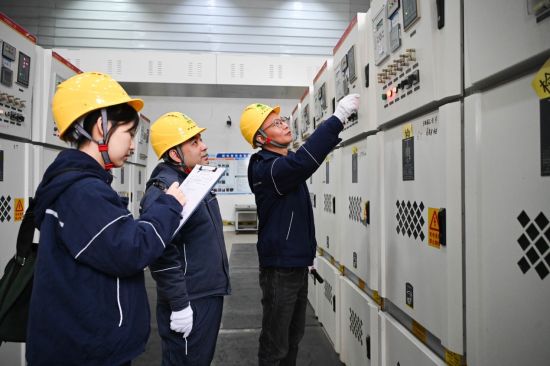 国网重庆垫江供电公司工作人员在重庆捷力轮毂制造有限公司开展用电巡视。(舒淞 摄) 国网重庆垫江供电公司工作人员在重庆捷力轮毂制造有限公司开展用电巡视。(舒淞 摄)