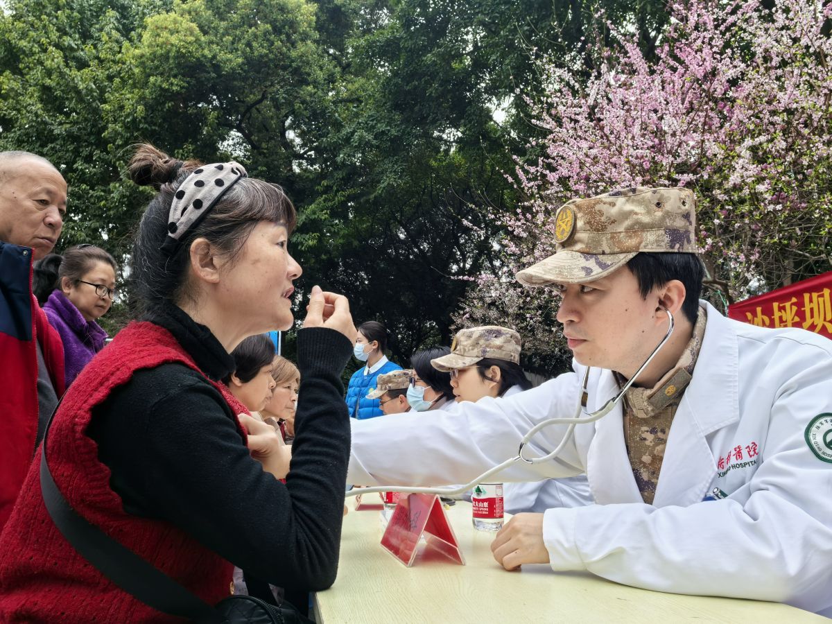 图为3月2日新桥医院正在进行义诊。主办方供图 图为3月2日新桥医院正在进行义诊。主办方供图