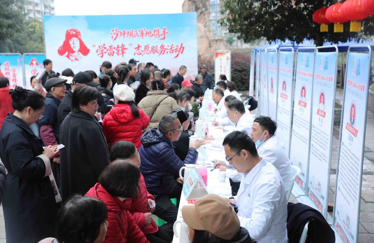 图为3月3日西南医院正在开展义诊活动。主办方供图 图为3月3日西南医院正在开展义诊活动。主办方供图