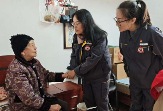 图为沙坪坝分公司党委副书记董行带领志愿者们看望 图为沙坪坝分公司党委副书记董行带领志愿者们看望