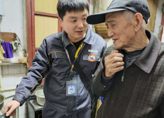 图为沙坪坝分公司党委副书记董行带领志愿者们看望独居老人。重庆燃气 供图 图为沙坪坝分公司党委副书记董行带领志愿者们看望独居老人。重庆燃气 供图