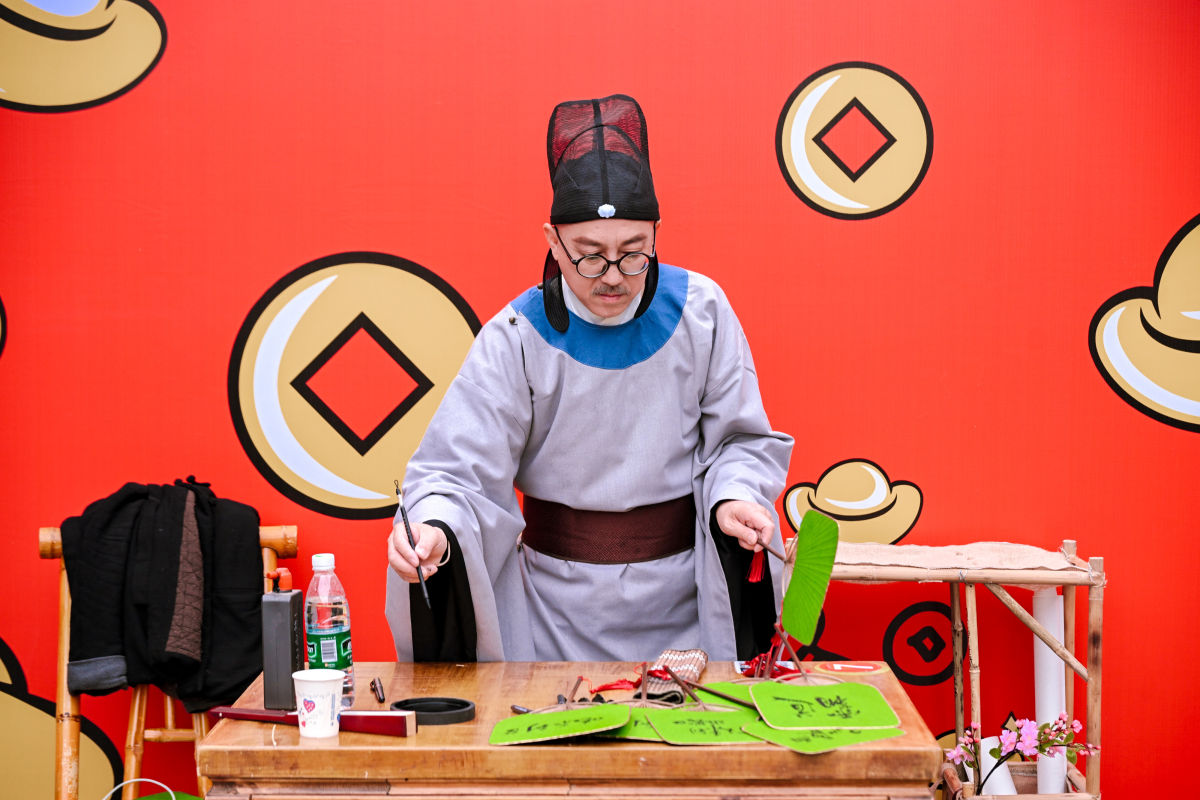 ͼΪ��ʦ�ֳ���д���꼪����������Ļ������η�չίԱ�ṩͼ