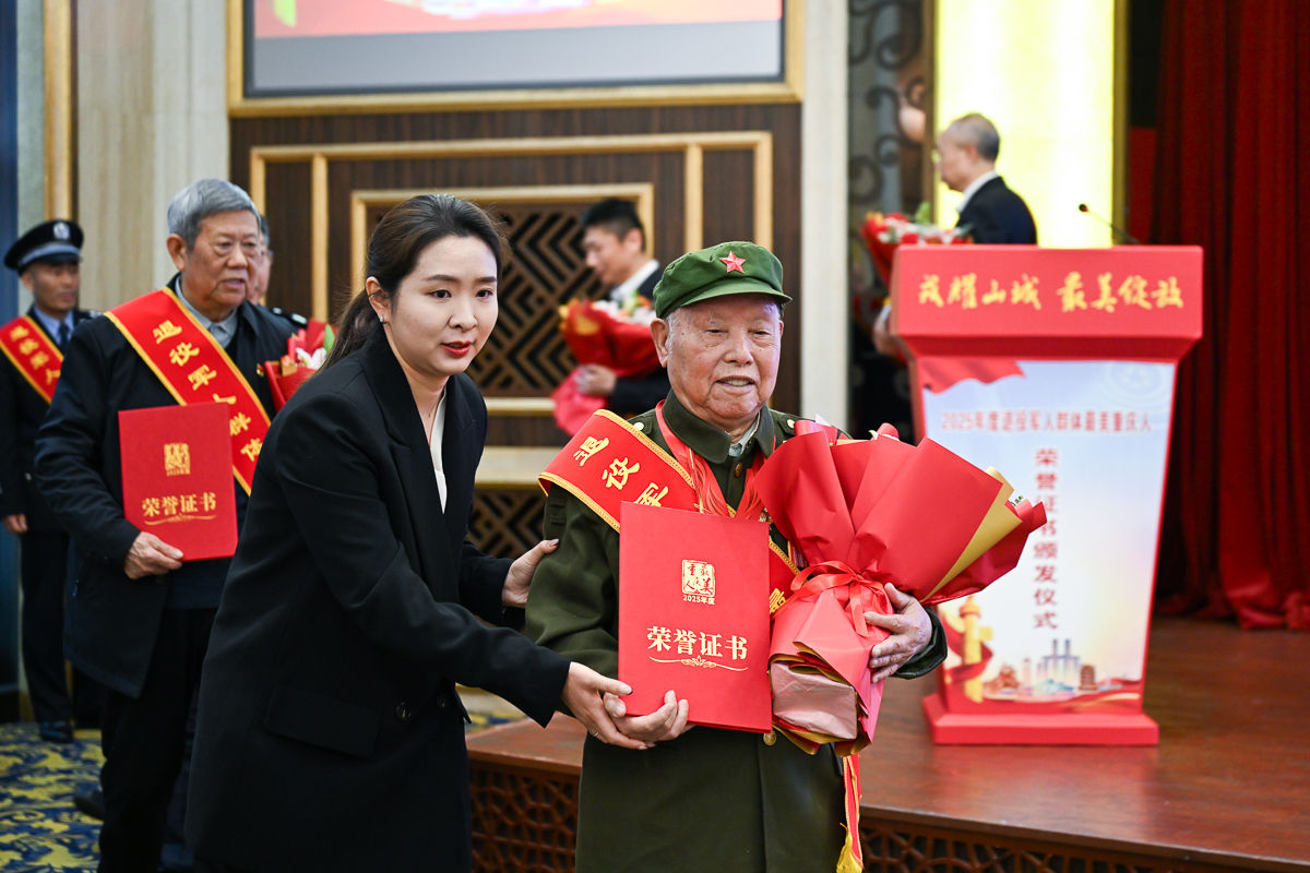 ͼΪ������2025������۾���Ⱥ����������������֤�������ʽ�ֳ������� ������ ��