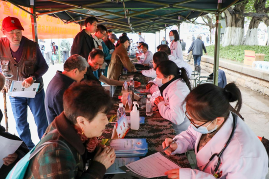 ͼΪ��ֳ���֣С�� ��