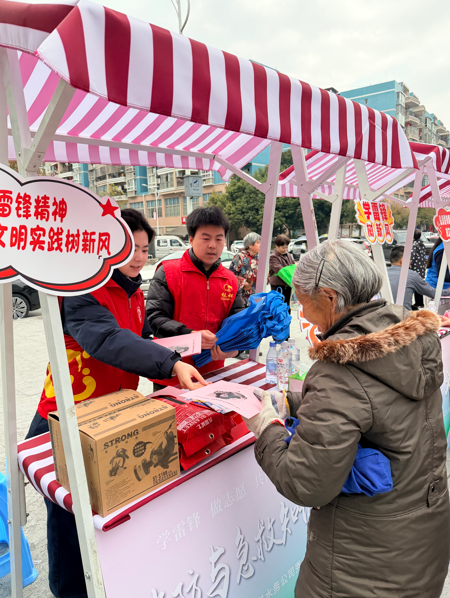 为过往群众发放“学雷锋日”宣传页 为过往群众发放“学雷锋日”宣传页