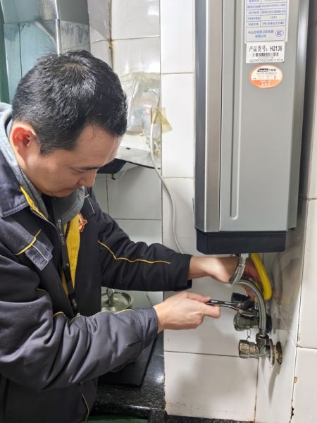 “红岩燃小兵”为居民更换新的热水器阀门。重庆燃气集团供图 “红岩燃小兵”为居民更换新的热水器阀门。重庆燃气集团供图