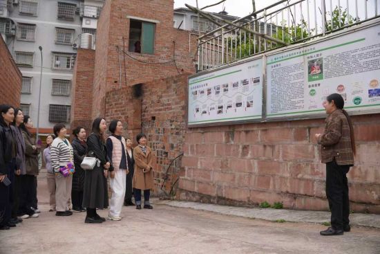 图为联合会一行在尹大姐直播基地现场。重庆市互联网界联合会 图为联合会一行在尹大姐直播基地现场。重庆市互联网界联合会