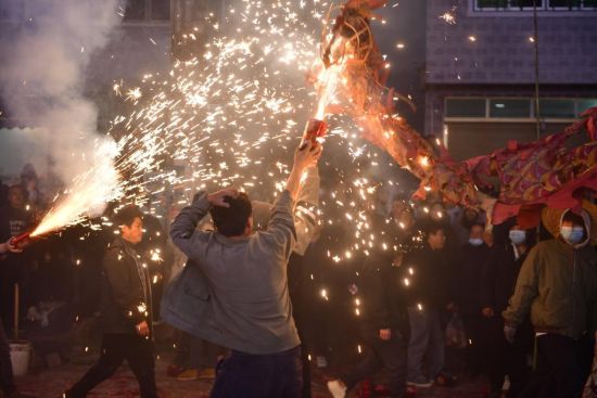 图为秀山县梅江镇元宵炸龙活动现场。万雪莲 摄 图为秀山县梅江镇元宵炸龙活动现场。万雪莲 摄