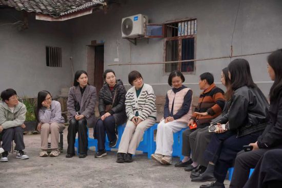 图为联合会一行同蒋小芬合照现场。 图为联合会一行同蒋小芬合照现场。