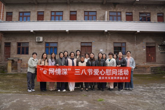 图为联合会一行倾听张古珍讲述现场。 图为联合会一行倾听张古珍讲述现场。