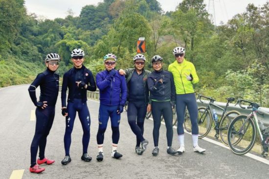 图为司迪文(右一)和重庆骑友在山间骑行。 受访者 供图 图为司迪文(右一)和重庆骑友在山间骑行。 受访者 供图