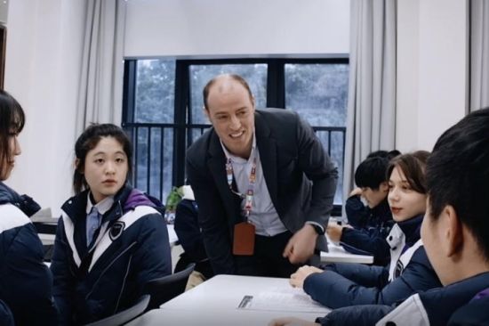 图为司迪文(居中)与学生在课堂上互动。受访者 供图 图为司迪文(居中)与学生在课堂上互动。受访者 供图