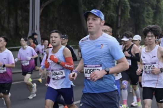 图为司迪文(右二)参加重庆马拉松比赛。受访者 供图 图为司迪文(右二)参加重庆马拉松比赛。受访者 供图
