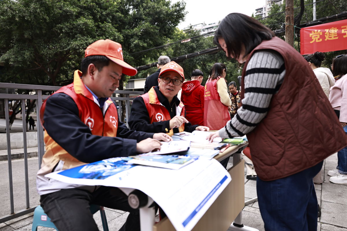 图为志愿服务活动现场。苏志刚 摄 图为志愿服务活动现场。苏志刚 摄