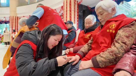 图为志愿者走进金秋养老服务中心,为老人修建指甲。铜梁区委宣传部 供图 图为志愿者走进金秋养老服务中心,为老人修建指甲。铜梁区委宣传部 供图