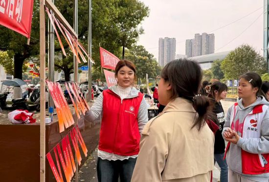 图为龙城义工志愿者为群众讲解雷锋故事。铜梁区委宣传部 供图 图为龙城义工志愿者为群众讲解雷锋故事。铜梁区委宣传部 供图