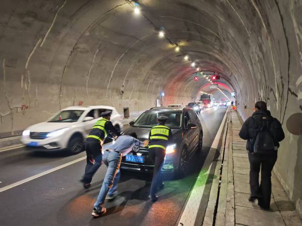 ͼΪִ����Ա������һ���Ƴ������콻ִͨ������ ��ͼ