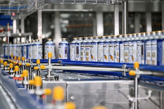 图为柔性生产线正式投产。重庆啤酒股份有限公司 供图 图为柔性生产线正式投产。重庆啤酒股份有限公司 供图