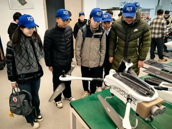 图为学子们在哈工大重庆研究院内参观学习。主办方 供图 图为学子们在哈工大重庆研究院内参观学习。主办方 供图