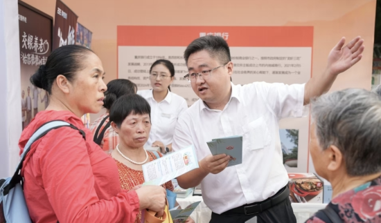 工作人员为老人解答养老问题。记者 辛飞 摄 工作人员为老人解答养老问题。记者 辛飞 摄