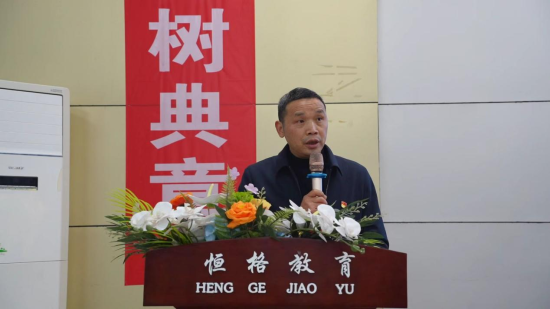 图为忠县㽏井中学校党总支书记李自力交流经验。忠县㽏井中学校 供图 图为忠县㽏井中学校党总支书记李自力交流经验。忠县㽏井中学校 供图