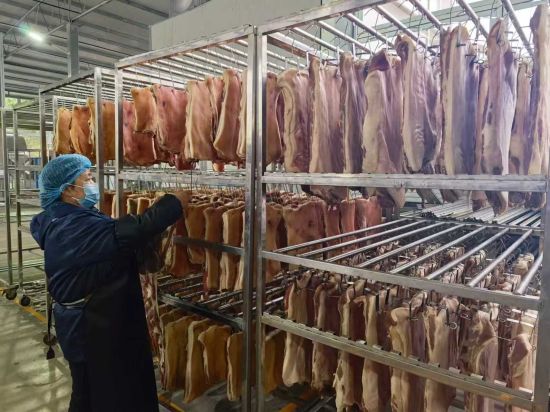 图片为“香即福”腊肉生产车间。铜梁区委宣传部 供图 图片为“香即福”腊肉生产车间。铜梁区委宣传部 供图