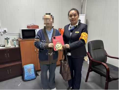 图为遗失平板电脑的乘客感谢驾驶员。受访者供图 图为遗失平板电脑的乘客感谢驾驶员。受访者供图