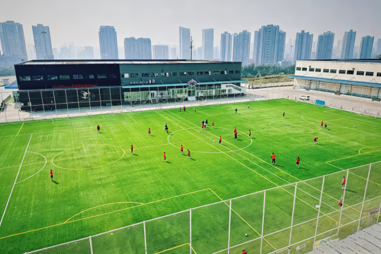 图为市民在园区踢足球。保时通体创园 供图 图为市民在园区踢足球。保时通体创园 供图
