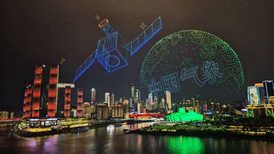 图为“新韵重庆”无人机编队展示出风云气象卫星的图案。重庆市气象局供图 图为“新韵重庆”无人机编队展示出风云气象卫星的图案。重庆市气象局供图