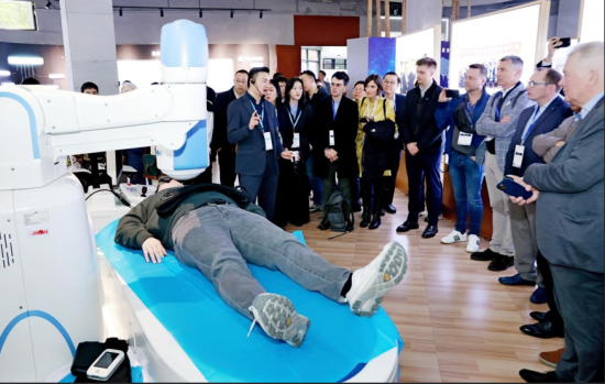 图为大会期间,专家在金山国际会议中心展厅参观。主办方 供图 图为大会期间,专家在金山国际会议中心展厅参观。主办方 供图