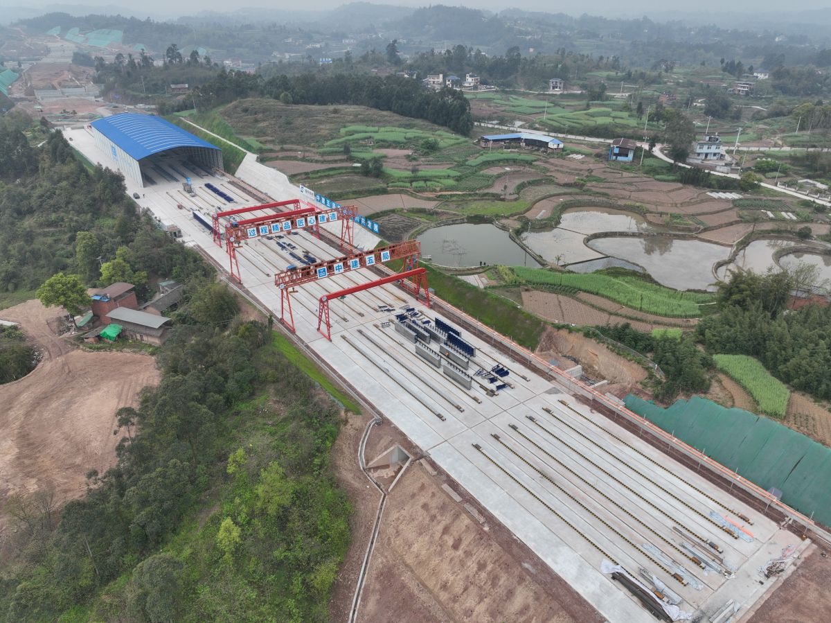 图为预制T梁浇筑现场。受访单位 供图 图为预制T梁浇筑现场。受访单位 供图