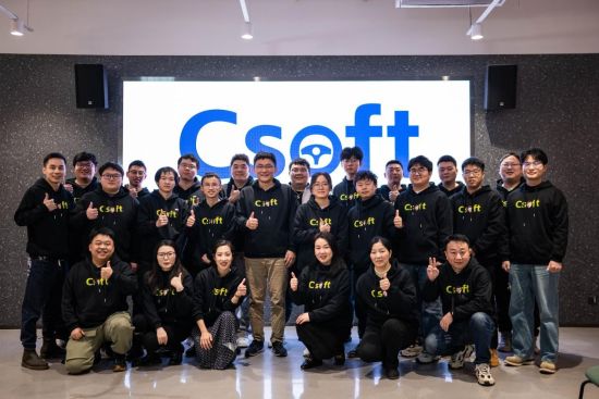 图为刘建和重庆车载团队在一起。受访者供图 图为刘建和重庆车载团队在一起。受访者供图