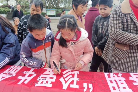 图为师生家长在横幅上签名。合川区蒲溪完全小学 供图 图为师生家长在横幅上签名。合川区蒲溪完全小学 供图