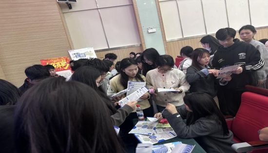 图为招聘会现场交流环节。智慧财经现代产业学院 供图 图为招聘会现场交流环节。智慧财经现代产业学院 供图