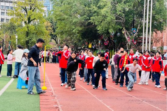 图为“50m×8”体育项目。奉节县西部新区第一小学 供图 图为“50m×8”体育项目。奉节县西部新区第一小学 供图