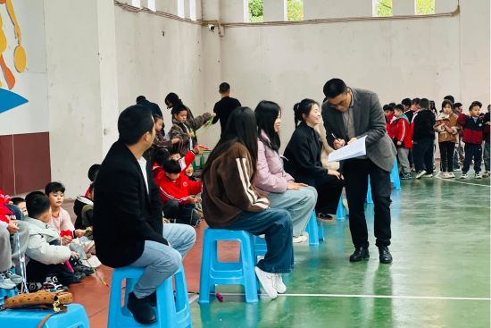 图为家长志愿者参与工作。奉节县西部新区第一小学 供图 图为家长志愿者参与工作。奉节县西部新区第一小学 供图