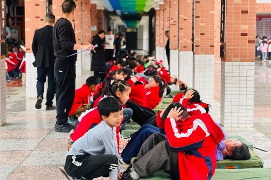 图为仰卧起坐体育项目。奉节县西部新区第一小学 供图 图为仰卧起坐体育项目。奉节县西部新区第一小学 供图