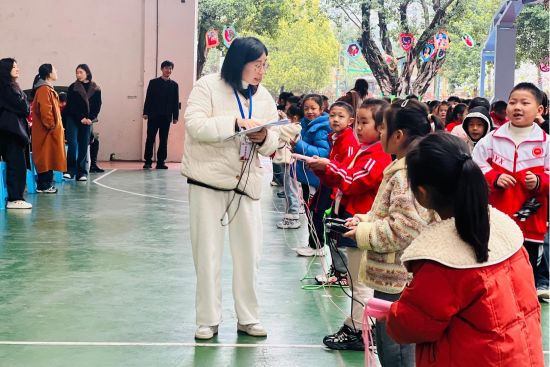 图为工作人员参与项目。奉节县西部新区第一小学 供图 图为工作人员参与项目。奉节县西部新区第一小学 供图