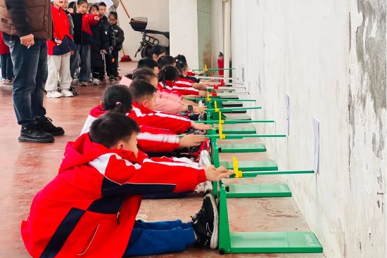 图为坐位体前屈体育项目。奉节县西部新区第一小学 供图 图为坐位体前屈体育项目。奉节县西部新区第一小学 供图