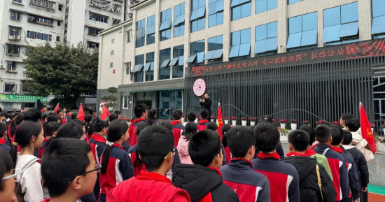 图为六年级全体师生集结完毕准备出发。万州区汶罗小学供图 图为六年级全体师生集结完毕准备出发。万州区汶罗小学供图
