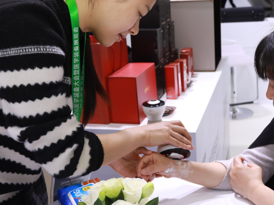 图为参展观众体验超声波关节按摩仪。海扶科技 供图 图为参展观众体验超声波关节按摩仪。海扶科技 供图