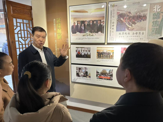 图为嘉宾们参观展厅。重庆市岳飞文化交流协会 供图 图为嘉宾们参观展厅。重庆市岳飞文化交流协会 供图
