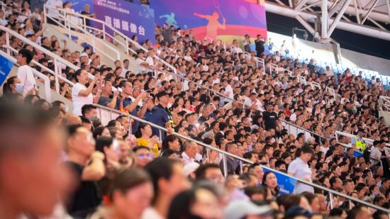 图为开幕式现场人声鼎沸。 冉孟军 摄 图为开幕式现场人声鼎沸。 冉孟军 摄