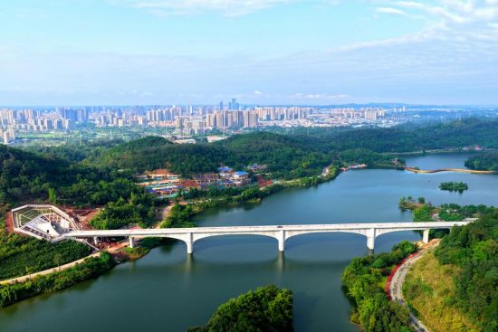 图为成渝中线高铁玄天湖大桥。郭洪 摄 图为成渝中线高铁玄天湖大桥。郭洪 摄
