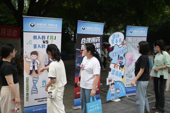 图为市民观看禁毒宣传展览。陈鑫 摄 图为市民观看禁毒宣传展览。陈鑫 摄