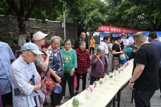 图为市民观看毒品仿真模型。陈鑫 摄 图为市民观看毒品仿真模型。陈鑫 摄