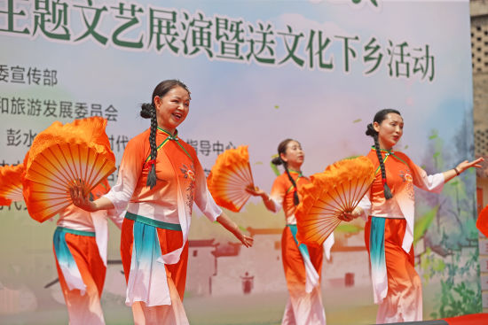 图为彭水2026年文明乡风主题文艺展演暨送文化下乡活动走进新田镇马峰社区。 赵勇 摄 图为彭水2026年文明乡风主题文艺展演暨送文化下乡活动走进新田镇马峰社区。 赵勇 摄