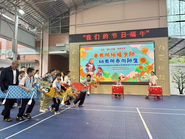 图为鱼田堡社区联合万盛特校开展“端午融合游园”活动。 王尹 摄 图为鱼田堡社区联合万盛特校开展“端午融合游园”活动。 王尹 摄