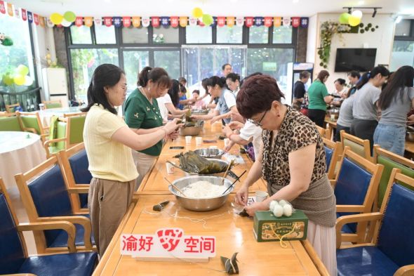 图为居民在“渝好空间”包粽子。陈鑫 摄 图为居民在“渝好空间”包粽子。陈鑫 摄