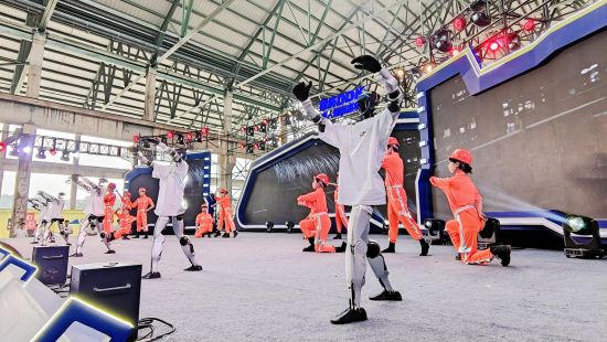 图为《钢铁雄心》人机共舞剧目。 主办方供图 图为《钢铁雄心》人机共舞剧目。 主办方供图